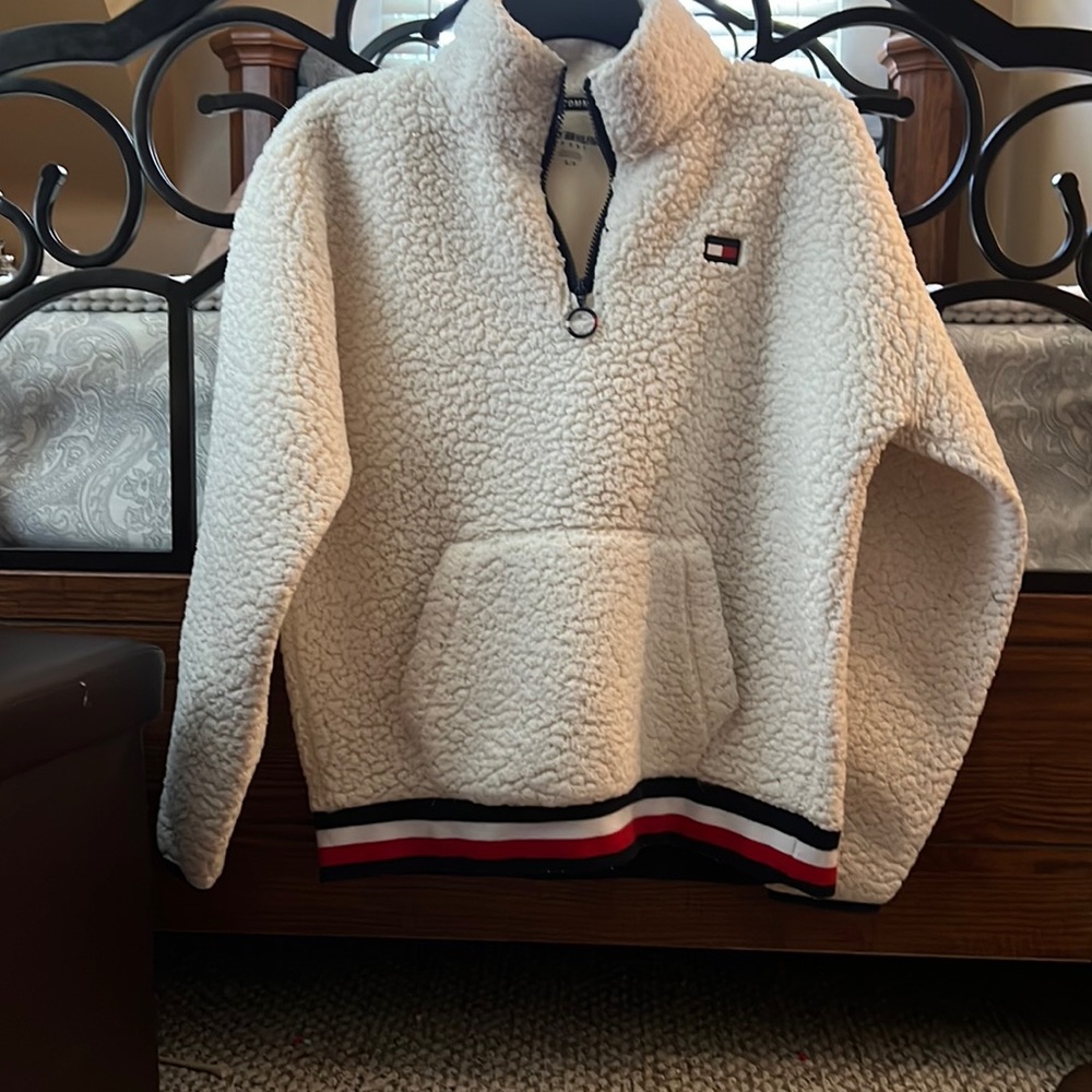 Tommy Hilfiger sweatshirt quarter zip! It’s an off white color.